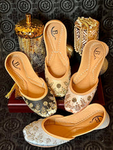 Load image into Gallery viewer, Traditional womens Handcrafted leather embroidered Indian/ Punjabi Jutti / Khussa / Mojri Flat Wedding/ Party/ Mendi/ Hen night Shoes Footwear B1
