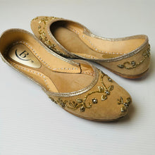 Load image into Gallery viewer, Traditional womens Handcrafted Suede Nubuck embroidered Indian/ Punjabi Jutti / Khussa / Mojri Flat Wedding/ Party/ Mendi/ Shoes Footwear B2
