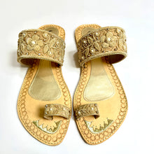 Load image into Gallery viewer, Womens Highly Embroidered Indian/ Punjabi Jutti / Chappal / Slip on Flat Wedding shoes/ Party/ Mendi/ Shoes / Sandals Footwear B20
