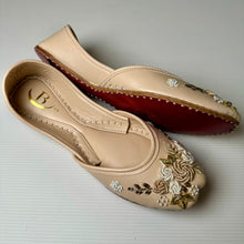 Load image into Gallery viewer, Traditional womens Handcrafted leather embroidered Indian/ Punjabi Jutti / Khussa / Mojri Flat Wedding/ Party/ Mendi/ Shoes Footwear B3
