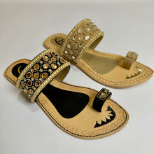 Load image into Gallery viewer, Elegant Womens Kundan Sandals Indian/ Punjabi Jutti / Chappal / Slip on Flat Wedding shoes/ Party/ Mendi/ Shoes / Sandals Footwear B17
