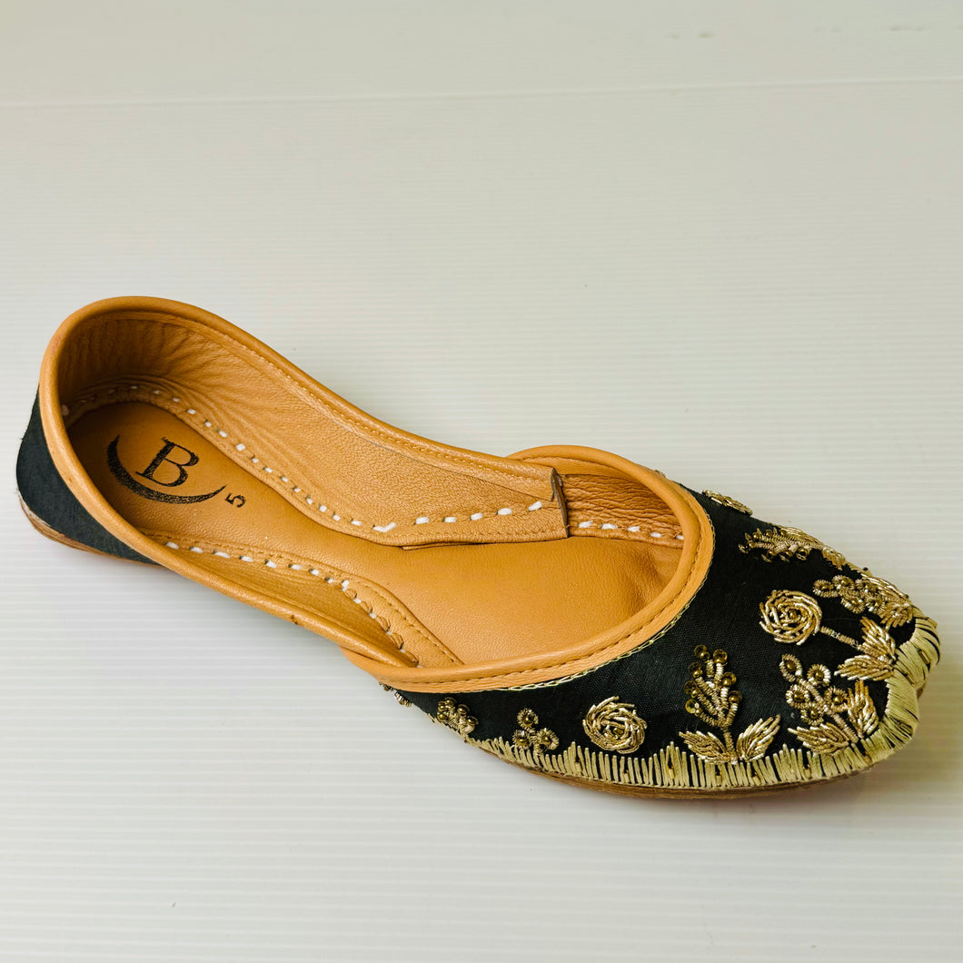 Traditional womens Handcrafted leather embroidered Indian/ Punjabi Jutti / Khussa / Mojri Flat Wedding/ Party/ Mendi/ Hen night Shoes Footwear B1