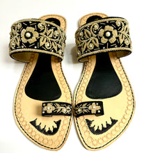 Load image into Gallery viewer, Womens Highly Embroidered Indian/ Punjabi Jutti / Chappal / Slip on Flat Wedding shoes/ Party/ Mendi/ Shoes / Sandals Footwear B20
