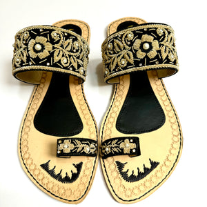 Womens Highly Embroidered Indian/ Punjabi Jutti / Chappal / Slip on Flat Wedding shoes/ Party/ Mendi/ Shoes / Sandals Footwear B20