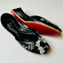 Load image into Gallery viewer, Traditional womens Handcrafted leather embroidered Indian/ Punjabi Jutti / Khussa / Mojri Flat Wedding/ Party/ Mendi/ Shoes Footwear B3
