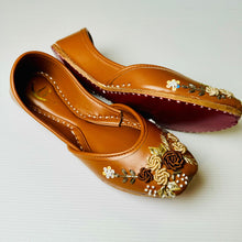 Load image into Gallery viewer, Traditional womens Handcrafted leather embroidered Indian/ Punjabi Jutti / Khussa / Mojri Flat Wedding/ Party/ Mendi/ Shoes Footwear B3
