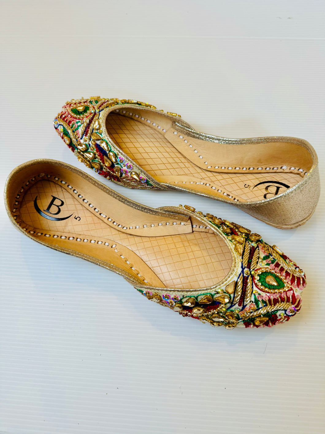 Traditional womens Handcrafted multi Embroidery Indian/ Punjabi Jutti / Khussa / Mojri Flat Wedding/ Party/ Mendi/ Shoes Footwear B8