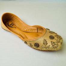 Load image into Gallery viewer, Traditional womens Handcrafted leather embroidered Indian/ Punjabi Jutti / Khussa / Mojri Flat Wedding/ Party/ Mendi/ Hen night Shoes Footwear B1
