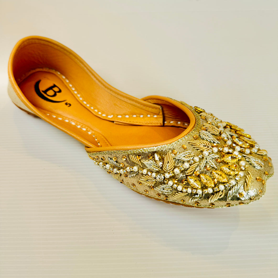 Traditional womens Handcrafted Embroidered Pearl stonework Indian/ Punjabi Jutti / Khussa / Mojri Flat Wedding/ Party/ Mendi/ Shoes Footwear B5