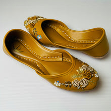 Load image into Gallery viewer, Traditional womens Handcrafted leather embroidered Indian/ Punjabi Jutti / Khussa / Mojri Flat Wedding/ Party/ Mendi/ Shoes Footwear B3
