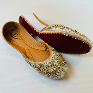 Traditional womens Handcrafted Embroidered Pearl stonework Indian/ Punjabi Jutti / Khussa / Mojri Flat Wedding/ Party/ Mendi/ Shoes Footwear B5