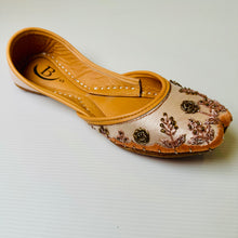 Load image into Gallery viewer, Traditional womens Handcrafted leather embroidered Indian/ Punjabi Jutti / Khussa / Mojri Flat Wedding/ Party/ Mendi/ Hen night Shoes Footwear B1
