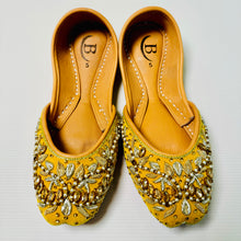 Load image into Gallery viewer, Traditional womens Handcrafted Embroidered Pearl stonework Indian/ Punjabi Jutti / Khussa / Mojri Flat Wedding/ Party/ Mendi/ Shoes Footwear B5
