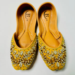 Traditional womens Handcrafted Embroidered Pearl stonework Indian/ Punjabi Jutti / Khussa / Mojri Flat Wedding/ Party/ Mendi/ Shoes Footwear B5